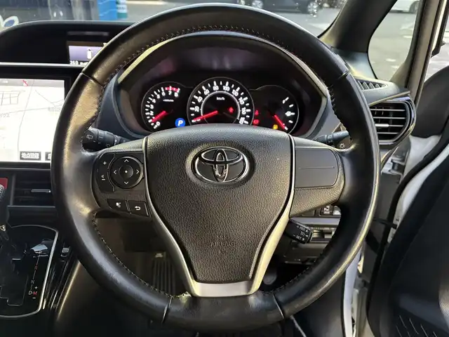 トヨタ ノア Si ダブルバイビー 滋賀県 2018(平30)年 7.3万km ホワイトパールクリスタルシャイン 純正9インチナビ/【Bluetooth/フルセグTV/CD/DVD】/純正フリップダウンモニター/バックカメラ/ETC/前後ドライブレコーダー/トヨタセーフティセンス/・プリクラッシュセーフティ/・レーンディパーチャーアラート/・オートマチックハイビーム/・先行車発進お知らせ機能/両側パワースライドドア/ハーフレザーシート/LEDライト/スマートキー/クルーズコントロール/ステアリングスイッチ