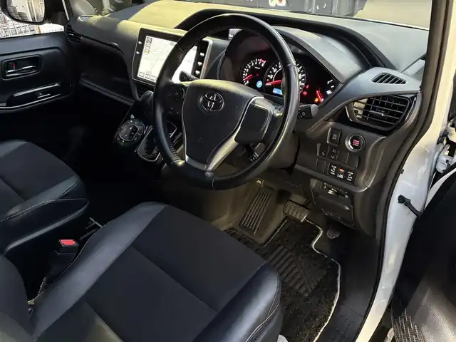 トヨタ ノア Si ダブルバイビー 滋賀県 2018(平30)年 7.3万km ホワイトパールクリスタルシャイン 純正9インチナビ/【Bluetooth/フルセグTV/CD/DVD】/純正フリップダウンモニター/バックカメラ/ETC/前後ドライブレコーダー/トヨタセーフティセンス/・プリクラッシュセーフティ/・レーンディパーチャーアラート/・オートマチックハイビーム/・先行車発進お知らせ機能/両側パワースライドドア/ハーフレザーシート/LEDライト/スマートキー/クルーズコントロール/ステアリングスイッチ