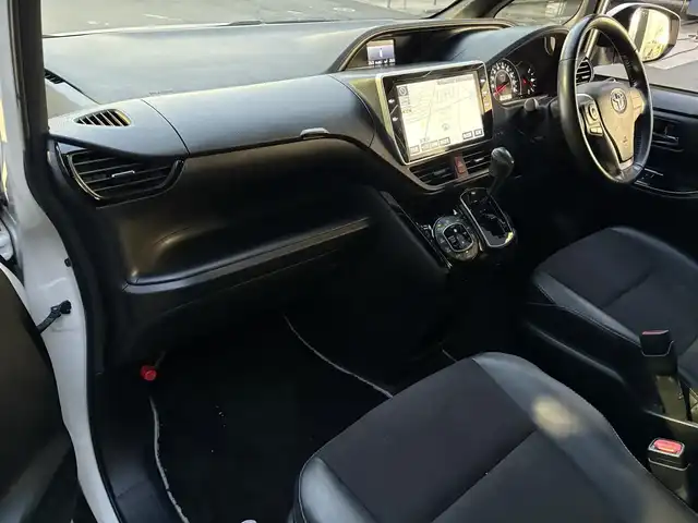 トヨタ ノア Si ダブルバイビー 滋賀県 2018(平30)年 7.3万km ホワイトパールクリスタルシャイン 純正9インチナビ/【Bluetooth/フルセグTV/CD/DVD】/純正フリップダウンモニター/バックカメラ/ETC/前後ドライブレコーダー/トヨタセーフティセンス/・プリクラッシュセーフティ/・レーンディパーチャーアラート/・オートマチックハイビーム/・先行車発進お知らせ機能/両側パワースライドドア/ハーフレザーシート/LEDライト/スマートキー/クルーズコントロール/ステアリングスイッチ