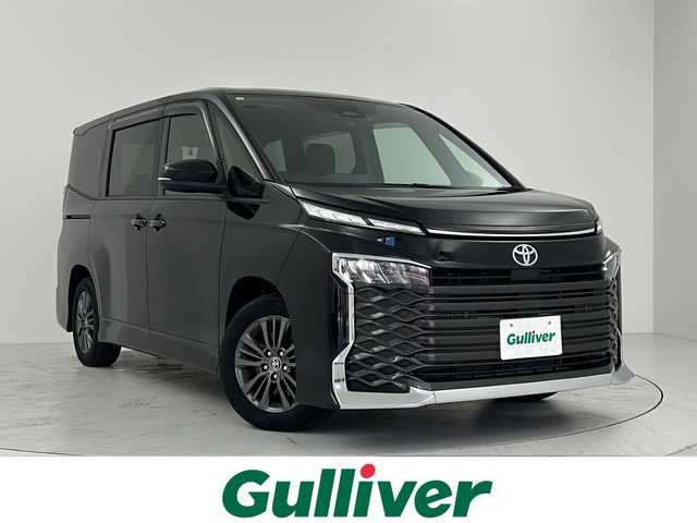 トヨタ ヴォクシー S－G 大阪府 2023(令5)年 2万km アティチュードブラックマイカ トヨタセーフティーセンス/・プリクラッシュセーフティー/・レーントレーシングアシスト/・レーダークルーズコントロール/・オートマチックハイビーム/・ロードサインアシスト/・プロアクティブドライビングアシスト/・緊急時操舵支援/純正10.5型ディスプレイオーディオ/純正14型フリップダウンモニター/ユニバーサルステップ　/デジタルインナーミラー/両側電動パワースライドドア/DVDデッキ（HDMI接続）/ＥＴＣ2.0/電動パーキングアシスト/純正16インチアルミホイール/MTモード付AT/衝突被害軽減システム　/ステアリングスイッチ