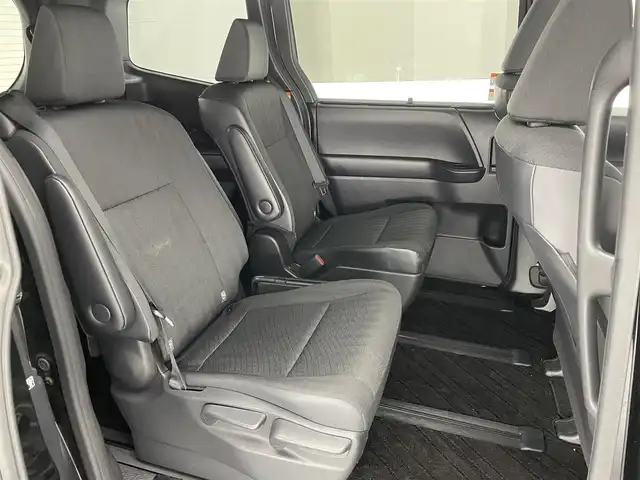 トヨタ ヴォクシー S－G 愛知県 2023(令5)年 2万km アティチュードブラックマイカ 純正１０．５型ナビＴＶ　ＤＶＤデッキＨ　ＤＭＩ　純正１４型後席モニター　ユニバーサルステップ　デジタルインナーミラー　ＥＴＣ２．０　電動パーキング　両側パワスラ　衝突軽減　追従クルコン　ＬＥＤライト　純正OPデジタルインナーミラー型前後ドラレコ　禁煙車