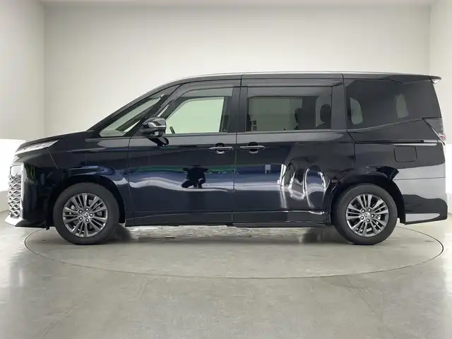 トヨタ ヴォクシー S－G 愛知県 2023(令5)年 2万km アティチュードブラックマイカ 純正１０．５型ナビＴＶ　ＤＶＤデッキＨ　ＤＭＩ　純正１４型後席モニター　ユニバーサルステップ　デジタルインナーミラー　ＥＴＣ２．０　電動パーキング　両側パワスラ　衝突軽減　追従クルコン　ＬＥＤライト　純正OPデジタルインナーミラー型前後ドラレコ　禁煙車