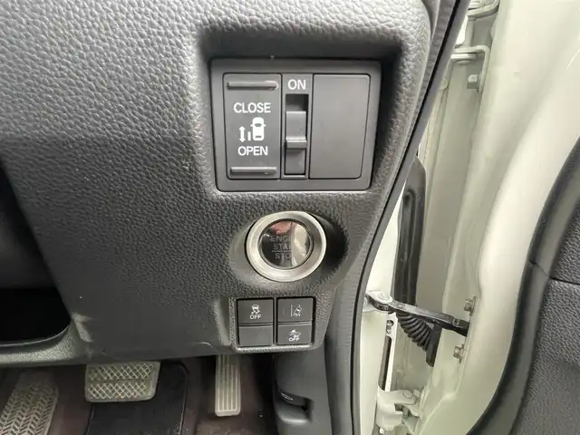 ホンダ Ｎ ＢＯＸ カスタム G L ホンダセンシング 福岡県 2018(平30)年 9.7万km プレミアムホワイトパールⅡ (株)IDOMが運営する【じしゃロン八幡西店】の自社ローン専用車両になります。こちらは現金またはオートローンご利用時の価格です。自社ローンご希望の方は別途その旨お申付け下さい/純正ナビ/(Bluetooth・DVD・CD・TV)/ETC搭載/片側パワースライドドア/純正アルミホイール/純正フロアマット/純正リアスポイラー/LEDヘッドライト/フロントフォグランプ/バックカメラ/クルーズコントロール