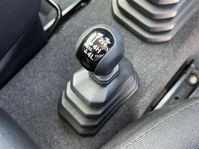 スズキ ジムニー XC 鳥取県 2021(令3)年 3.6万km ミディアムグレー インタークーラーターボ/4WD/carrozzeria8型ナビ【AVIC-CL911】/・フルセグ/・Bluetooth/・HDMI/・CD/DVD/スマートキー/プッシュスタート/ETC/オートエアコン/クルーズコントロール/前後ドライブレコーダー/前席シートヒーター/LEDヘッドライト　/オートライト/W＆サイドエアバック/カーテンエアバック/背面タイヤ/ハードカバー