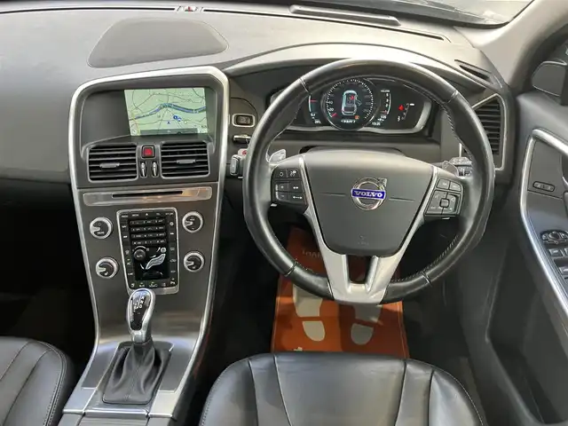 ボルボ ＸＣ６０ D4 SE 神奈川県 2015(平27)年 5.2万km 黒 保証書/取扱説明書/スマートキー・スペアキー/純正HDDナビ・フルセグTV/Bluetooth/フロント・左サイド・バックカメラ/サンルーフ/レザーパッケージ/・レザーシート/・前席シートヒーター/前席パワーシート/パワーバックドア/ステアリングスイッチ/ハイパーパフォーマンスオーディオシステム（8スピーカー）/ビルトインETC/パークアシスト（フロント・リア）/HIDヘッドライト/19インチアルミホイール
