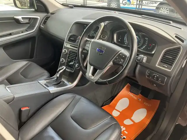 ボルボ ＸＣ６０ D4 SE 神奈川県 2015(平27)年 5.2万km 黒 保証書/取扱説明書/スマートキー・スペアキー/純正HDDナビ・フルセグTV/Bluetooth/フロント・左サイド・バックカメラ/サンルーフ/レザーパッケージ/・レザーシート/・前席シートヒーター/前席パワーシート/パワーバックドア/ステアリングスイッチ/ハイパーパフォーマンスオーディオシステム（8スピーカー）/ビルトインETC/パークアシスト（フロント・リア）/HIDヘッドライト/19インチアルミホイール