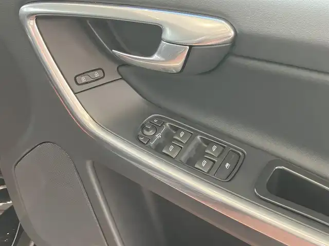 ボルボ ＸＣ６０ D4 SE 神奈川県 2015(平27)年 5.2万km 黒 保証書/取扱説明書/スマートキー・スペアキー/純正HDDナビ・フルセグTV/Bluetooth/フロント・左サイド・バックカメラ/サンルーフ/レザーパッケージ/・レザーシート/・前席シートヒーター/前席パワーシート/パワーバックドア/ステアリングスイッチ/ハイパーパフォーマンスオーディオシステム（8スピーカー）/ビルトインETC/パークアシスト（フロント・リア）/HIDヘッドライト/19インチアルミホイール