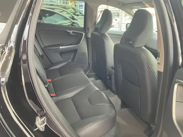 ボルボ ＸＣ６０ D4 SE 神奈川県 2015(平27)年 5.2万km 黒 保証書/取扱説明書/スマートキー・スペアキー/純正HDDナビ・フルセグTV/Bluetooth/フロント・左サイド・バックカメラ/サンルーフ/レザーパッケージ/・レザーシート/・前席シートヒーター/前席パワーシート/パワーバックドア/ステアリングスイッチ/ハイパーパフォーマンスオーディオシステム（8スピーカー）/ビルトインETC/パークアシスト（フロント・リア）/HIDヘッドライト/19インチアルミホイール
