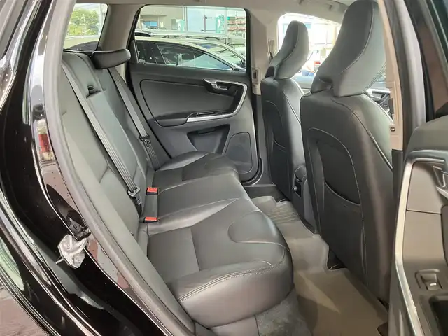 ボルボ ＸＣ６０ D4 SE 神奈川県 2015(平27)年 5.2万km 黒 保証書/取扱説明書/スマートキー・スペアキー/純正HDDナビ・フルセグTV/Bluetooth/フロント・左サイド・バックカメラ/サンルーフ/レザーパッケージ/・レザーシート/・前席シートヒーター/前席パワーシート/パワーバックドア/ステアリングスイッチ/ハイパーパフォーマンスオーディオシステム（8スピーカー）/ビルトインETC/パークアシスト（フロント・リア）/HIDヘッドライト/19インチアルミホイール