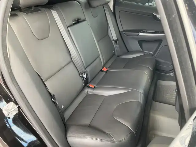 ボルボ ＸＣ６０ D4 SE 神奈川県 2015(平27)年 5.2万km 黒 保証書/取扱説明書/スマートキー・スペアキー/純正HDDナビ・フルセグTV/Bluetooth/フロント・左サイド・バックカメラ/サンルーフ/レザーパッケージ/・レザーシート/・前席シートヒーター/前席パワーシート/パワーバックドア/ステアリングスイッチ/ハイパーパフォーマンスオーディオシステム（8スピーカー）/ビルトインETC/パークアシスト（フロント・リア）/HIDヘッドライト/19インチアルミホイール