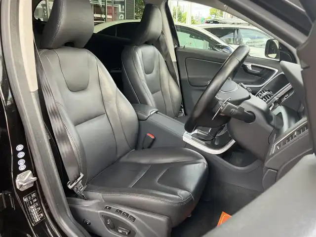 ボルボ ＸＣ６０ D4 SE 神奈川県 2015(平27)年 5.2万km 黒 保証書/取扱説明書/スマートキー・スペアキー/純正HDDナビ・フルセグTV/Bluetooth/フロント・左サイド・バックカメラ/サンルーフ/レザーパッケージ/・レザーシート/・前席シートヒーター/前席パワーシート/パワーバックドア/ステアリングスイッチ/ハイパーパフォーマンスオーディオシステム（8スピーカー）/ビルトインETC/パークアシスト（フロント・リア）/HIDヘッドライト/19インチアルミホイール