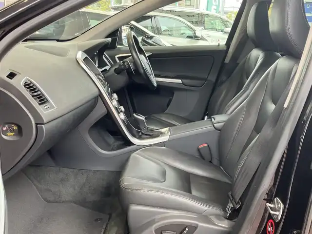 ボルボ ＸＣ６０ D4 SE 神奈川県 2015(平27)年 5.2万km 黒 保証書/取扱説明書/スマートキー・スペアキー/純正HDDナビ・フルセグTV/Bluetooth/フロント・左サイド・バックカメラ/サンルーフ/レザーパッケージ/・レザーシート/・前席シートヒーター/前席パワーシート/パワーバックドア/ステアリングスイッチ/ハイパーパフォーマンスオーディオシステム（8スピーカー）/ビルトインETC/パークアシスト（フロント・リア）/HIDヘッドライト/19インチアルミホイール