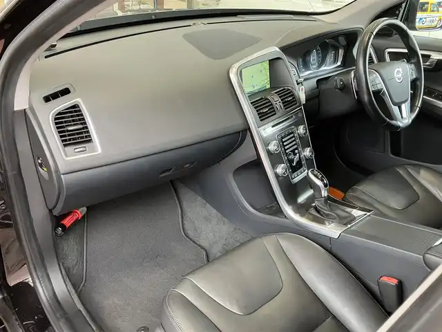 ボルボ ＸＣ６０ D4 SE 神奈川県 2015(平27)年 5.2万km 黒 保証書/取扱説明書/スマートキー・スペアキー/純正HDDナビ・フルセグTV/Bluetooth/フロント・左サイド・バックカメラ/サンルーフ/レザーパッケージ/・レザーシート/・前席シートヒーター/前席パワーシート/パワーバックドア/ステアリングスイッチ/ハイパーパフォーマンスオーディオシステム（8スピーカー）/ビルトインETC/パークアシスト（フロント・リア）/HIDヘッドライト/19インチアルミホイール