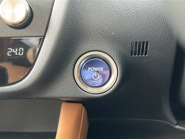 レクサス ＲＸ 450h バージョンL 岐阜県 2022(令4)年 1.2万km ソニッククォーツ 登録時走行距離11977km/純正ディスプレイオーディオ/全方位モニター/フルセグテレビ/全方位モニター・バックモニター/ワンオーナー/レクサスセーフティセンス/ブラインドスポットモニター/コーナーセンサー前後/レーダークルーズコントロール/レーンキープアシスト/3眼LEDヘッドライト/ドライブレコーダー前後/ステアリングヒーター/レザーシート/シートヒーター/エアシート/禁煙車/パワーシート/パワーバックドア/パドルシフト/プッシュスタート/スマートキー/MTモード付AT/アイドリングストップ/保証書/取扱説明書/記録簿