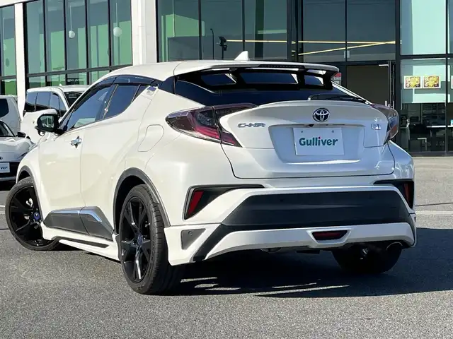 トヨタ Ｃ－ＨＲ ハイブリッド 1．8G 奈良県 2017(平29)年 5.6万km ホワイトパールクリスタルシャイン モデリスタフルエアロ/純正ナビ（NSZT-Y66T）/（フルセグ/BT/CD/DVD）/レーダークルーズコントロール/バックカメラ/ブラインドスポットモニター/プリクラッシュセーフティ/レーンキープアシスト/前後コーナーセンサー/ハーフレザーシート/前席シートヒーター/モデリスタ19インチAW/ETC2.0/前方ドライブレコーダー/取り扱い説明書/スペアキーX1