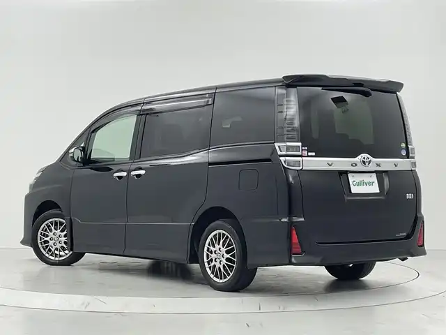 トヨタ ヴォクシー ハイブリッド ZS 煌Ⅱ 大阪府 2021(令3)年 6万km ブラック トヨタセーフティセンス　/　・プリクラッシュブレーキ/　・レーンディパーチャーアラート/　・オートマチックハイビーム/社外メモリナビ　/両側パワースライドドア/クルーズコントロール　/LEDオートライト　/フォグランプ　/シートヒーター　/純正16インチアルミホイール　/クリアランスソナー/アイドリングストップ/スマートキー　/ビルトインETC