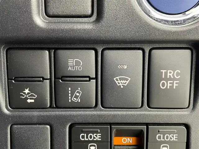 トヨタ ヴォクシー ハイブリッド ZS 煌Ⅱ 大阪府 2021(令3)年 6万km ブラック トヨタセーフティセンス　/　・プリクラッシュブレーキ/　・レーンディパーチャーアラート/　・オートマチックハイビーム/社外メモリナビ　/両側パワースライドドア/クルーズコントロール　/LEDオートライト　/フォグランプ　/シートヒーター　/純正16インチアルミホイール　/クリアランスソナー/アイドリングストップ/スマートキー　/ビルトインETC