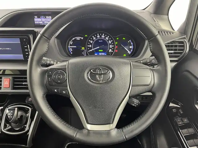 トヨタ ヴォクシー ハイブリッド ZS 煌Ⅱ 大阪府 2021(令3)年 6万km ブラック トヨタセーフティセンス　/　・プリクラッシュブレーキ/　・レーンディパーチャーアラート/　・オートマチックハイビーム/社外メモリナビ　/両側パワースライドドア/クルーズコントロール　/LEDオートライト　/フォグランプ　/シートヒーター　/純正16インチアルミホイール　/クリアランスソナー/アイドリングストップ/スマートキー　/ビルトインETC