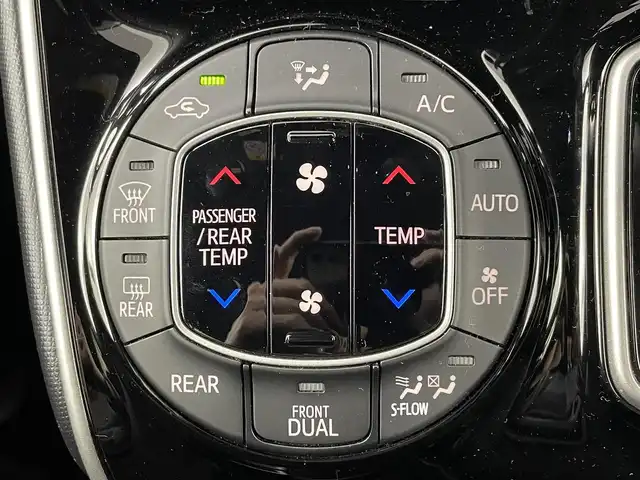 トヨタ ヴォクシー ハイブリッド ZS 煌Ⅱ 大阪府 2021(令3)年 6万km ブラック トヨタセーフティセンス　/　・プリクラッシュブレーキ/　・レーンディパーチャーアラート/　・オートマチックハイビーム/社外メモリナビ　/両側パワースライドドア/クルーズコントロール　/LEDオートライト　/フォグランプ　/シートヒーター　/純正16インチアルミホイール　/クリアランスソナー/アイドリングストップ/スマートキー　/ビルトインETC