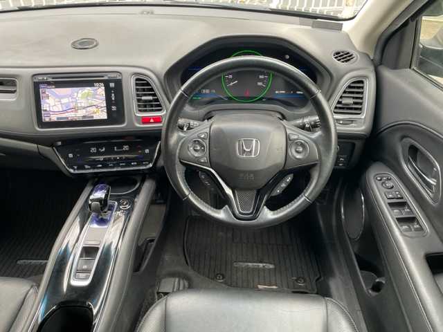 ホンダ ヴェゼル ハイブリッド Z 神奈川県 2014(平26)年 15.6万km ミスティックグリーンパール ワンオーナー/純正メモリナビ/・DTV/CD/DVD/BT/USB/HDMI/バックカメラ/レザーシート/前席シートヒーター/ビルトインETC/ルーフレール/クリアランスソナー/シティブレーキアクティブシステム/リアクティブフォースペダル/クルーズコントロール/車両接近通報装置/盗難防止装置/パドルシフト付き革巻きステアリング/純正17インチAW/オートライト/純正LEDヘッドライト/フォグランプ/アイドリングストップ/プッシュEgスタート/ストップ/スマートキー×2/ターンランプ付電動格納ドアミラー/ヒーテッドドアミラー/ドアバイザー/純正フロアマット/取扱説明書/新車時保証書