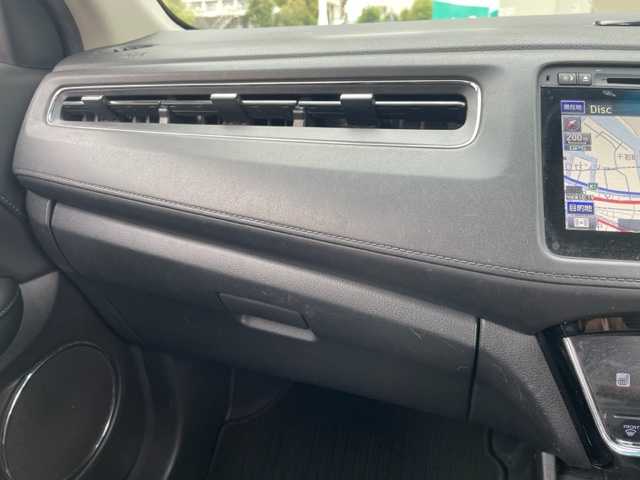 ホンダ ヴェゼル ハイブリッド Z 神奈川県 2014(平26)年 15.6万km ミスティックグリーンパール ワンオーナー/純正メモリナビ/・DTV/CD/DVD/BT/USB/HDMI/バックカメラ/レザーシート/前席シートヒーター/ビルトインETC/ルーフレール/クリアランスソナー/シティブレーキアクティブシステム/リアクティブフォースペダル/クルーズコントロール/車両接近通報装置/盗難防止装置/パドルシフト付き革巻きステアリング/純正17インチAW/オートライト/純正LEDヘッドライト/フォグランプ/アイドリングストップ/プッシュEgスタート/ストップ/スマートキー×2/ターンランプ付電動格納ドアミラー/ヒーテッドドアミラー/ドアバイザー/純正フロアマット/取扱説明書/新車時保証書