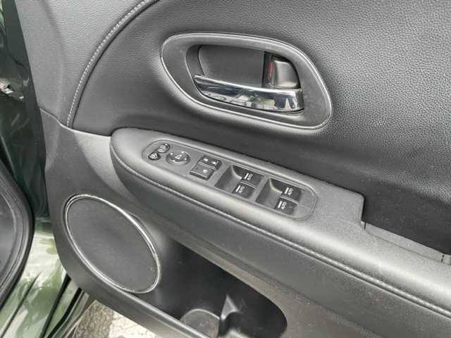 ホンダ ヴェゼル ハイブリッド Z 神奈川県 2014(平26)年 15.6万km ミスティックグリーンパール ワンオーナー/純正メモリナビ/・DTV/CD/DVD/BT/USB/HDMI/バックカメラ/レザーシート/前席シートヒーター/ビルトインETC/ルーフレール/クリアランスソナー/シティブレーキアクティブシステム/リアクティブフォースペダル/クルーズコントロール/車両接近通報装置/盗難防止装置/パドルシフト付き革巻きステアリング/純正17インチAW/オートライト/純正LEDヘッドライト/フォグランプ/アイドリングストップ/プッシュEgスタート/ストップ/スマートキー×2/ターンランプ付電動格納ドアミラー/ヒーテッドドアミラー/ドアバイザー/純正フロアマット/取扱説明書/新車時保証書