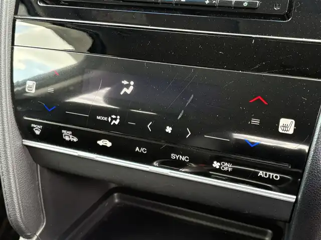 ホンダ シャトル ハイブリッド 大分県 2018(平30)年 9.7万km ルナシルバーM ・純正ナビ(CD/DVD/BT/SD/USB)/・フルセグテレビ/・バックカメラ/・衝突軽減ブレーキ/・レーダークルーズコントロール/・ETC/・シートヒーター/・ステアリングスイッチ/・パドルシフト/・スマートキー/・プッシュスタートボタン/・純正アルミホイール