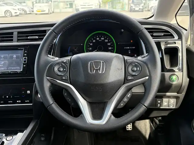 ホンダ シャトル ハイブリッド 大分県 2018(平30)年 9.7万km ルナシルバーM ・純正ナビ(CD/DVD/BT/SD/USB)/・フルセグテレビ/・バックカメラ/・衝突軽減ブレーキ/・レーダークルーズコントロール/・ETC/・シートヒーター/・ステアリングスイッチ/・パドルシフト/・スマートキー/・プッシュスタートボタン/・純正アルミホイール