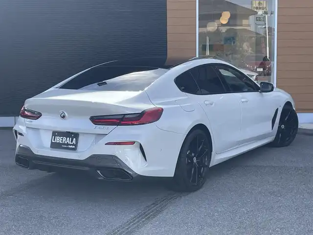 ＢＭＷ ＢＭＷ ８４０ｄ xDrive グランC エクスクルーシブ Mスポーツ 栃木県 2022(令4)年 3.8万km ミネラルホワイト 赤黒コンビレザー/スライディングサンルーフ/ソフトクローズドア/ワイヤレスチャージ/ジェスチャーコントロール/コンフォートアクセス/インテリジェントセーフティ/パワートランクリッド/アンビエントライト/ACC/PDC/レーンキープアシスト/ブラインドスポット/Harman/Kardon/全席シートヒーター/前席ベンチレーター/パワーシート/ナビ/フルセグTV/全方位カメラ/ミラーETC/BMWレーザーLEDライト/オートハイビーム