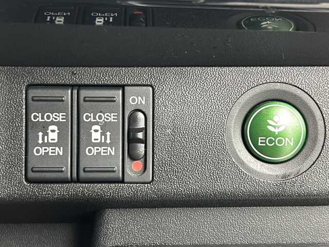 ホンダ ステップワゴン スパーダ ハイブリッド G EX ホンダセンシング 大阪府 2017(平29)年 5.7万km プレミアムスパークルブラックパール 純正9インチインターナビ/・フルセグTV/・Bluetooth/・CD/DVD/・FM/AM/・HDMI/社外後席フリップダウンモニター/ホンダセンシング/衝突軽減ブレーキ/誤発進抑制装置/後方誤発進抑制機能/路外逸脱抑制機能/アダプティブクルーズコントロール/車線維持支援システム/先行車発進お知らせ機能/オートハイビーム/パーキングセンサー/パーキングアシスト/両側パワースライドドア/ハーフレザーシート/シートヒーター/シートバックテーブル/ロールサンシェード/LEDヘッドライト/スマートキー