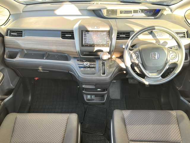 ホンダ フリード G ホンダセンシング 静岡県 2021(令3)年 2.3万km シルバー 純正SDナビ（AM.FM.CD.DVD.ワンセグTV.Bluetooth）/両側パワースライドドア/バックカメラ/アイドリングストップ/レーダークルーズコントロール/プッシュスタート/ドライブレコーダー/ETC/純正ホイールキャップ/レーンキープアシスト/スマートキー/スペアキー/ステアリングリモコン　/衝突軽減システム/横滑り防止装置/オートライト/盗難防止装置/純正フロアマット/ウォークスルー