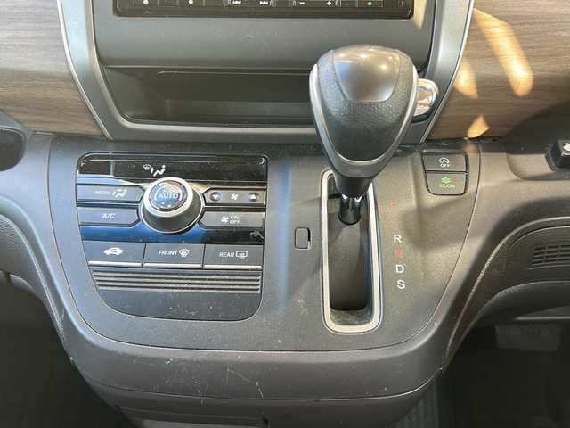 ホンダ フリード G ホンダセンシング 静岡県 2021(令3)年 2.3万km シルバー 純正SDナビ（AM.FM.CD.DVD.ワンセグTV.Bluetooth）/両側パワースライドドア/バックカメラ/アイドリングストップ/レーダークルーズコントロール/プッシュスタート/ドライブレコーダー/ETC/純正ホイールキャップ/レーンキープアシスト/スマートキー/スペアキー/ステアリングリモコン　/衝突軽減システム/横滑り防止装置/オートライト/盗難防止装置/純正フロアマット/ウォークスルー