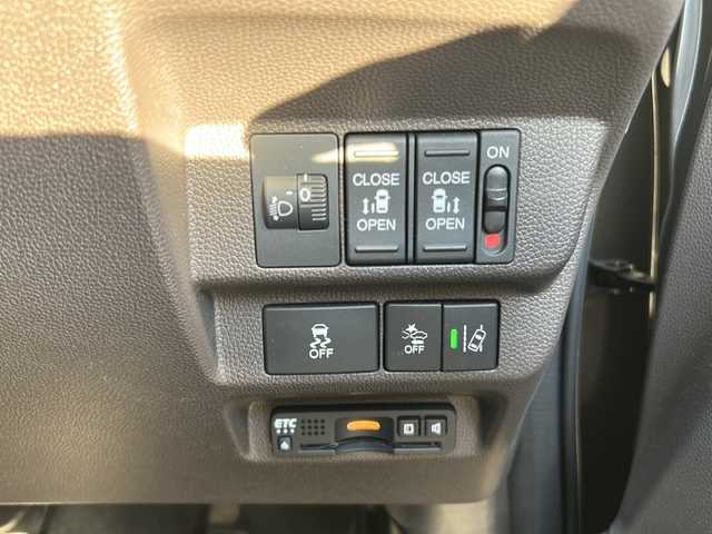 ホンダ フリード G ホンダセンシング 静岡県 2021(令3)年 2.3万km シルバー 純正SDナビ（AM.FM.CD.DVD.ワンセグTV.Bluetooth）/両側パワースライドドア/バックカメラ/アイドリングストップ/レーダークルーズコントロール/プッシュスタート/ドライブレコーダー/ETC/純正ホイールキャップ/レーンキープアシスト/スマートキー/スペアキー/ステアリングリモコン　/衝突軽減システム/横滑り防止装置/オートライト/盗難防止装置/純正フロアマット/ウォークスルー