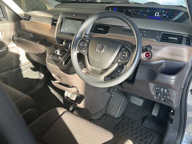 ホンダ フリード G ホンダセンシング 静岡県 2021(令3)年 2.3万km シルバー 純正SDナビ（AM.FM.CD.DVD.ワンセグTV.Bluetooth）/両側パワースライドドア/バックカメラ/アイドリングストップ/レーダークルーズコントロール/プッシュスタート/ドライブレコーダー/ETC/純正ホイールキャップ/レーンキープアシスト/スマートキー/スペアキー/ステアリングリモコン　/衝突軽減システム/横滑り防止装置/オートライト/盗難防止装置/純正フロアマット/ウォークスルー