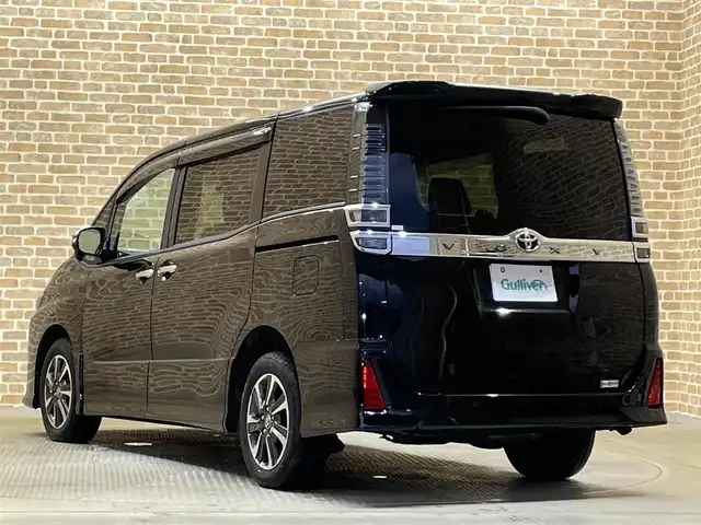 トヨタ ヴォクシー ZS 煌Ⅲ 岩手県 2021(令3)年 7.2万km ブラック 4WD/社外9インチナビ/トヨタセーフティセンス/衝突軽減ブレーキ/クルーズコントロール/レーンキープアシスト/両側パワースライドドア/バックカメラ/社外フリップダウンモニター/ハーフレザーシート/ドライブレコダー/ワイパーデアイサー/ビルトインETC/アイドリングストップ/電動格納ドアミラー/ステアリングリモコン/純正16インチアルミホイール/寒冷地仕様/マニュアルモード付オートマチックトランスミッション/LEDヘッドライト/オートライト