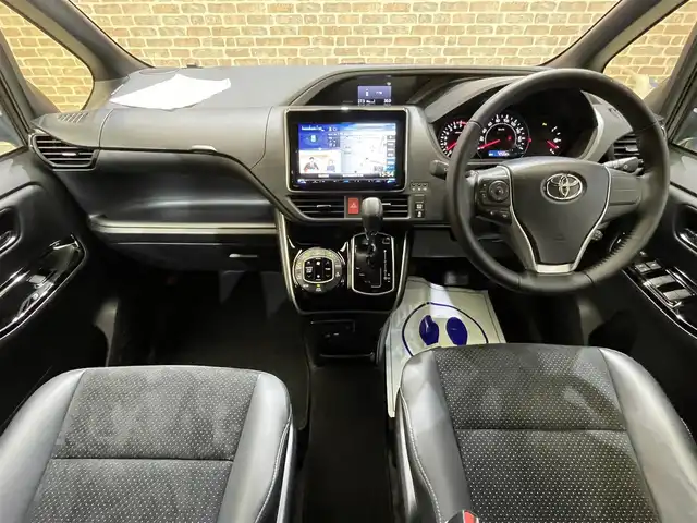 トヨタ ヴォクシー ZS 煌Ⅲ 岩手県 2021(令3)年 7.2万km ブラック 4WD/社外9インチナビ/トヨタセーフティセンス/衝突軽減ブレーキ/クルーズコントロール/レーンキープアシスト/両側パワースライドドア/バックカメラ/社外フリップダウンモニター/ハーフレザーシート/ドライブレコダー/ワイパーデアイサー/ビルトインETC/アイドリングストップ/電動格納ドアミラー/ステアリングリモコン/純正16インチアルミホイール/寒冷地仕様/マニュアルモード付オートマチックトランスミッション/LEDヘッドライト/オートライト