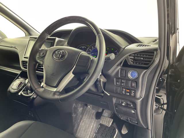 トヨタ ノア ハイブリッド Si ダブルバイビーⅢ 佐賀県 2021(令3)年 3万km ブラック 純正9インチナビ/フルセグTV/CD/DVD/Bluetooth/バックカメラ/衝突被害軽減システム/クルーズコントロール/車線逸脱警報/横滑り防止装置/パーキングサポートブレーキ/クリアランスソナー/オートライト/オートハイビーム/LEDヘッドライト/LEDフォグライト/前後ドライブレコーダー/ビルトインETC/両側パワースライドドア/シートバックテーブル/後席サンシェード/運転席・助手席シートヒーター/ハーフレザーシート/ISOFIX対応シート/純正フロアマット/純正16インチアルミホイール/ドアバイザー/ステアリングスイッチ