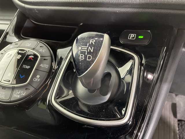 トヨタ ノア ハイブリッド Si ダブルバイビーⅢ 佐賀県 2021(令3)年 3万km ブラック 純正9インチナビ/フルセグTV/CD/DVD/Bluetooth/バックカメラ/衝突被害軽減システム/クルーズコントロール/車線逸脱警報/横滑り防止装置/パーキングサポートブレーキ/クリアランスソナー/オートライト/オートハイビーム/LEDヘッドライト/LEDフォグライト/前後ドライブレコーダー/ビルトインETC/両側パワースライドドア/シートバックテーブル/後席サンシェード/運転席・助手席シートヒーター/ハーフレザーシート/ISOFIX対応シート/純正フロアマット/純正16インチアルミホイール/ドアバイザー/ステアリングスイッチ