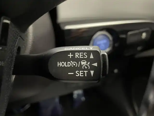 トヨタ プリウス S 宮城県 2019(平31)年 7.9万km ホワイトパールクリスタルシャイン 純正SDナビ(AM/FM/BT/フルセグTV/CD/DVD)/スマートキー/スペアキー/プッシュスタート/コーナーセンサー/バックカメラ/クルーズコントロール/衝突軽減ブレーキ/ドライブレコーダー/ダブルサイドエアバック/オートライト/横滑り防止機能/盗難防止装置/取り扱い説明書/保証書/ビルトインETC/純正フロアマット/ドアバイザー