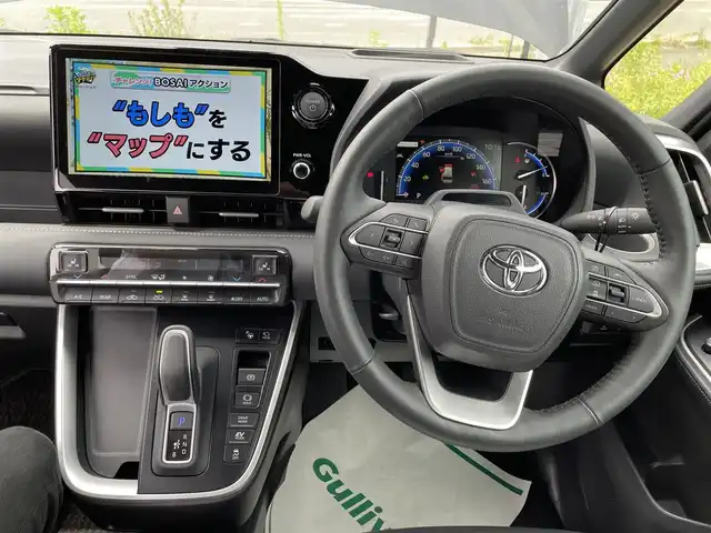トヨタ ノア ハイブリッド S－Z 埼玉県 2024(令6)年 0.9万km アティチュードブラックマイカ 純正ディスプレイオーディオ/フルセグTV/BSM/パノラミックビューモニター/デジタルインナーミラー/純正１４インチフリップダウンモニター/１００Ｖコンセント/ＨＤＭＩ/シートヒーター/ドライビングサポート/ETC2.0/Bluetooth/純正アルミホイール/両側パワースライドドア/スマートキー