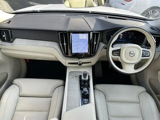 ボルボ ボルボ ＸＣ６０ リチャージPHV T6 AWD インスクリプション 熊本県 2022(令4)年 3.5万km クリスタルホワイトP ・ワンオーナー/・スマートキー/・プッシュスタート/・Pilot Assist/・レーンキープエイド/・ロードサインインフォメーション/・前車発進通知/・クルーズコントロール(追従式)/・アイボリー革シート/・前席パワーシート/・前席エアシート /・全席シートヒーター /・ハンドルヒーター /・純正メモリナビ/　【Bluetooth・USB・AppleCarPlay・AndroidAuto】/・harman/kardonサウンドシステム/・全方位カメラ/・ETC/・ヘッドアップディスプレイ/・ワイヤレス充電/・パワーバックドア/・LEDヘッドランプ/・純正マット/・保証書/取説