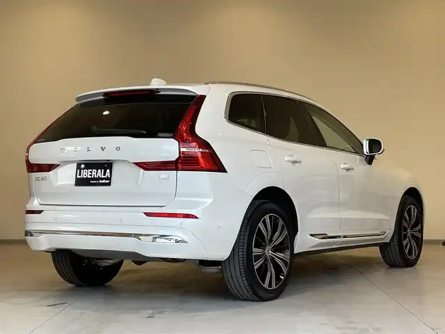 ボルボ ボルボ ＸＣ６０ リチャージPHV T6 AWD インスクリプション 熊本県 2022(令4)年 3.5万km クリスタルホワイトP ・ワンオーナー/・スマートキー/・プッシュスタート/・Pilot Assist/・レーンキープエイド/・ロードサインインフォメーション/・前車発進通知/・クルーズコントロール(追従式)/・アイボリー革シート/・前席パワーシート/・前席エアシート /・全席シートヒーター /・ハンドルヒーター /・純正メモリナビ/　【Bluetooth・USB・AppleCarPlay・AndroidAuto】/・harman/kardonサウンドシステム/・全方位カメラ/・ETC/・ヘッドアップディスプレイ/・ワイヤレス充電/・パワーバックドア/・LEDヘッドランプ/・純正マット/・保証書/取説