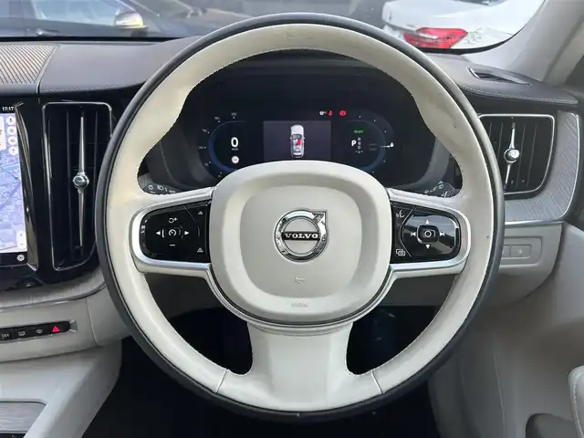 ボルボ ボルボ ＸＣ６０ リチャージPHV T6 AWD インスクリプション 熊本県 2022(令4)年 3.5万km クリスタルホワイトP ・ワンオーナー/・スマートキー/・プッシュスタート/・Pilot Assist/・レーンキープエイド/・ロードサインインフォメーション/・前車発進通知/・クルーズコントロール(追従式)/・アイボリー革シート/・前席パワーシート/・前席エアシート /・全席シートヒーター /・ハンドルヒーター /・純正メモリナビ/　【Bluetooth・USB・AppleCarPlay・AndroidAuto】/・harman/kardonサウンドシステム/・全方位カメラ/・ETC/・ヘッドアップディスプレイ/・ワイヤレス充電/・パワーバックドア/・LEDヘッドランプ/・純正マット/・保証書/取説