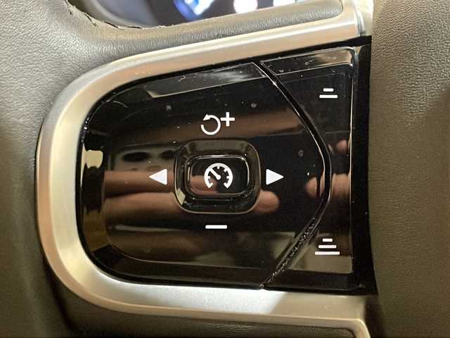 ボルボ Ｖ６０ T5 インスクリプション 新潟県 2018(平30)年 2.5万km オニキスブラックP 対向車線衝突回避支援機能/・レーン・キーピング・エイド/・ドライバー・アラート・コントロール/・ロード・サイン・インフォメーション/・道路逸脱回避支援機能/・リア衝突回避・被害軽減ブレーキシステム/運転支援機能/・パイロット・アシスト/・全車速追従機能付ACC/・ステアリング・アシスト付BLIS/・衝突回避・被害軽減ブレーキ機能付CTA/・被追突時警告機能/その他の安全・運転支援機能/・道路逸脱事故時保護機能/・衝撃吸収機構付フロントシート/・衝突時ブレーキ維持機能/・衝突時ブレーキペダルリリース機能/・フル・アクティブ・ハイビーム/・360°ビューカメラ/・先行車発進告知機能/・車間警告機能/室内装備/harman/kardon/・タッチスクリーン式センターディスプレイ（9インチ）/・USB/・ETC車載器/・ナビゲーションシステム/・Applecarplay/・Androidauto