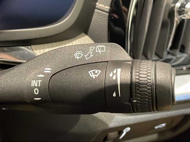 ボルボ Ｖ６０ T5 インスクリプション 新潟県 2018(平30)年 2.5万km オニキスブラックP 対向車線衝突回避支援機能/・レーン・キーピング・エイド/・ドライバー・アラート・コントロール/・ロード・サイン・インフォメーション/・道路逸脱回避支援機能/・リア衝突回避・被害軽減ブレーキシステム/運転支援機能/・パイロット・アシスト/・全車速追従機能付ACC/・ステアリング・アシスト付BLIS/・衝突回避・被害軽減ブレーキ機能付CTA/・被追突時警告機能/その他の安全・運転支援機能/・道路逸脱事故時保護機能/・衝撃吸収機構付フロントシート/・衝突時ブレーキ維持機能/・衝突時ブレーキペダルリリース機能/・フル・アクティブ・ハイビーム/・360°ビューカメラ/・先行車発進告知機能/・車間警告機能/室内装備/harman/kardon/・タッチスクリーン式センターディスプレイ（9インチ）/・USB/・ETC車載器/・ナビゲーションシステム/・Applecarplay/・Androidauto