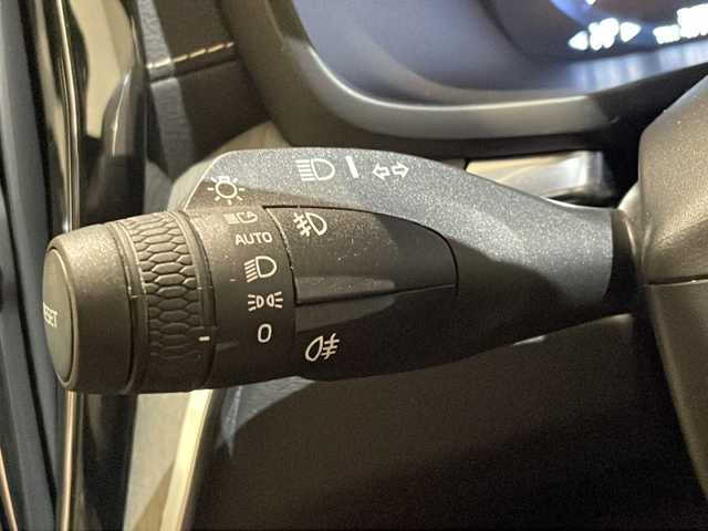 ボルボ Ｖ６０ T5 インスクリプション 新潟県 2018(平30)年 2.5万km オニキスブラックP 対向車線衝突回避支援機能/・レーン・キーピング・エイド/・ドライバー・アラート・コントロール/・ロード・サイン・インフォメーション/・道路逸脱回避支援機能/・リア衝突回避・被害軽減ブレーキシステム/運転支援機能/・パイロット・アシスト/・全車速追従機能付ACC/・ステアリング・アシスト付BLIS/・衝突回避・被害軽減ブレーキ機能付CTA/・被追突時警告機能/その他の安全・運転支援機能/・道路逸脱事故時保護機能/・衝撃吸収機構付フロントシート/・衝突時ブレーキ維持機能/・衝突時ブレーキペダルリリース機能/・フル・アクティブ・ハイビーム/・360°ビューカメラ/・先行車発進告知機能/・車間警告機能/室内装備/harman/kardon/・タッチスクリーン式センターディスプレイ（9インチ）/・USB/・ETC車載器/・ナビゲーションシステム/・Applecarplay/・Androidauto