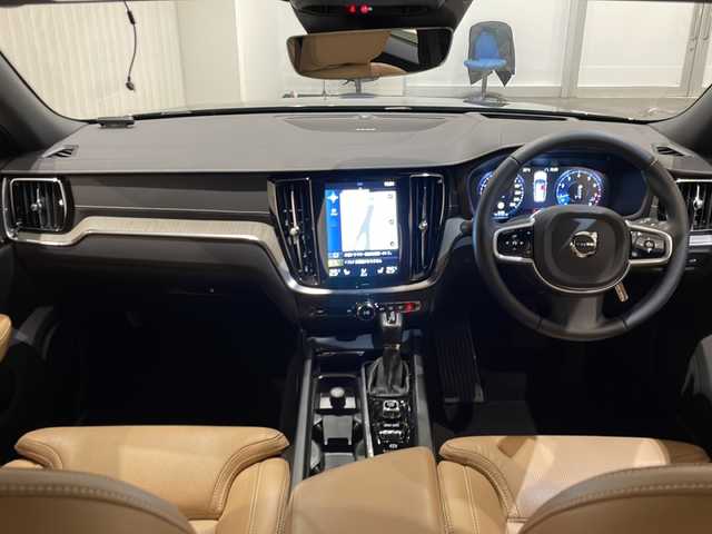 ボルボ Ｖ６０ T5 インスクリプション 新潟県 2018(平30)年 2.5万km オニキスブラックP 対向車線衝突回避支援機能/・レーン・キーピング・エイド/・ドライバー・アラート・コントロール/・ロード・サイン・インフォメーション/・道路逸脱回避支援機能/・リア衝突回避・被害軽減ブレーキシステム/運転支援機能/・パイロット・アシスト/・全車速追従機能付ACC/・ステアリング・アシスト付BLIS/・衝突回避・被害軽減ブレーキ機能付CTA/・被追突時警告機能/その他の安全・運転支援機能/・道路逸脱事故時保護機能/・衝撃吸収機構付フロントシート/・衝突時ブレーキ維持機能/・衝突時ブレーキペダルリリース機能/・フル・アクティブ・ハイビーム/・360°ビューカメラ/・先行車発進告知機能/・車間警告機能/室内装備/harman/kardon/・タッチスクリーン式センターディスプレイ（9インチ）/・USB/・ETC車載器/・ナビゲーションシステム/・Applecarplay/・Androidauto