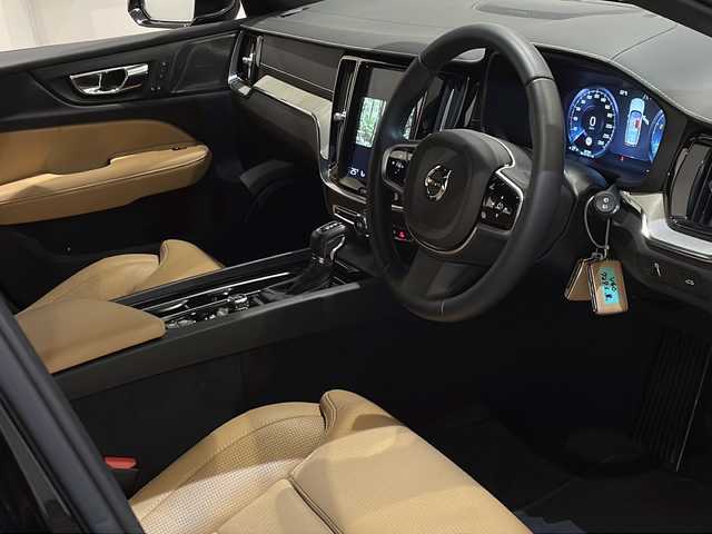 ボルボ Ｖ６０ T5 インスクリプション 新潟県 2018(平30)年 2.5万km オニキスブラックP 対向車線衝突回避支援機能/・レーン・キーピング・エイド/・ドライバー・アラート・コントロール/・ロード・サイン・インフォメーション/・道路逸脱回避支援機能/・リア衝突回避・被害軽減ブレーキシステム/運転支援機能/・パイロット・アシスト/・全車速追従機能付ACC/・ステアリング・アシスト付BLIS/・衝突回避・被害軽減ブレーキ機能付CTA/・被追突時警告機能/その他の安全・運転支援機能/・道路逸脱事故時保護機能/・衝撃吸収機構付フロントシート/・衝突時ブレーキ維持機能/・衝突時ブレーキペダルリリース機能/・フル・アクティブ・ハイビーム/・360°ビューカメラ/・先行車発進告知機能/・車間警告機能/室内装備/harman/kardon/・タッチスクリーン式センターディスプレイ（9インチ）/・USB/・ETC車載器/・ナビゲーションシステム/・Applecarplay/・Androidauto