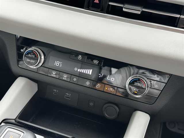三菱 アウトランダー ＰＨＥＶ G 滋賀県 2023(令5)年 2万km スターリングシルバーM 禁煙車/純正9インチナビ/フルセグ.Bluetooth.Applecarplay/全方位カメラ/衝突軽減ブレーキ/マイパイロット/電動リアゲート/前席シートヒーター/合皮シート/前席パワーシート/ETC2.0/ステアリングヒーター/前後ドライブレコーダー/ブラインドスポットモニター/クリアランスソナー/置くだけ充電/オートハイビーム/オートライト/LEDヘッドライト/オートブレーキホールド/電子パーキング/パドルシフト