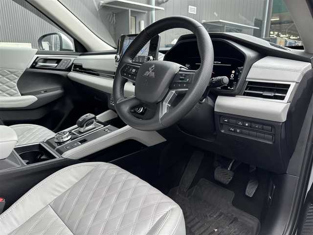 三菱 アウトランダー ＰＨＥＶ G 滋賀県 2023(令5)年 2万km スターリングシルバーM 禁煙車/純正9インチナビ/フルセグ.Bluetooth.Applecarplay/全方位カメラ/衝突軽減ブレーキ/マイパイロット/電動リアゲート/前席シートヒーター/合皮シート/前席パワーシート/ETC2.0/ステアリングヒーター/前後ドライブレコーダー/ブラインドスポットモニター/クリアランスソナー/置くだけ充電/オートハイビーム/オートライト/LEDヘッドライト/オートブレーキホールド/電子パーキング/パドルシフト